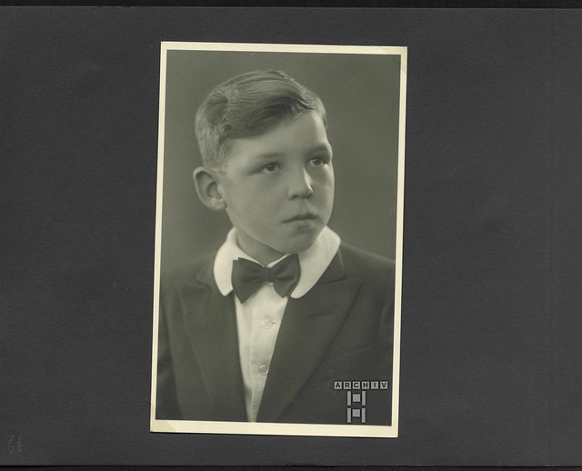 ArchivTappenX361 Album s, Gesamtseite 36, Hubert, Porträt, ein Münchner Kindl, 1940er
