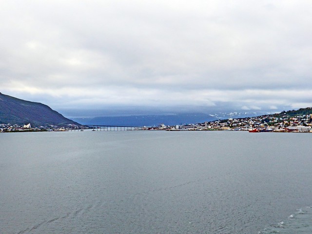 Norvège, l'arrivé dans la ville de Tromso avec son port