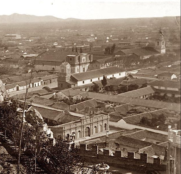 aun no se abre la Calle del Chirimoyo (calle Moneda actual)  El Cuartel viejo de Artillería, Martín Rivas disparaba desde el otro lado de la Alameda