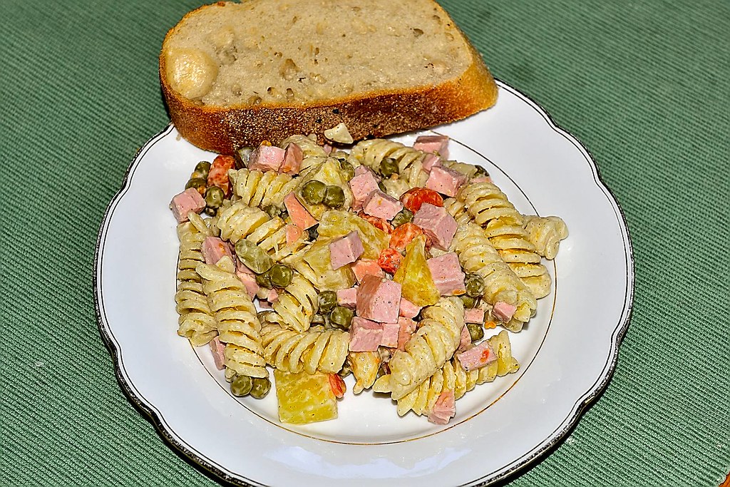 Nudelsalat mit Erbsen Möhren Gurken Fleischwurst und Anana… | Flickr