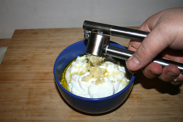 28 - Knoblauch dazu pressen / Squeeze garlic
