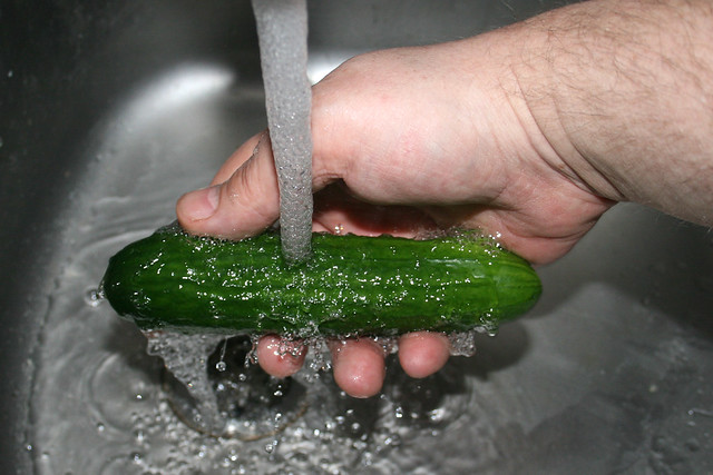 18 - Salatgurke waschen / Wash cucumber