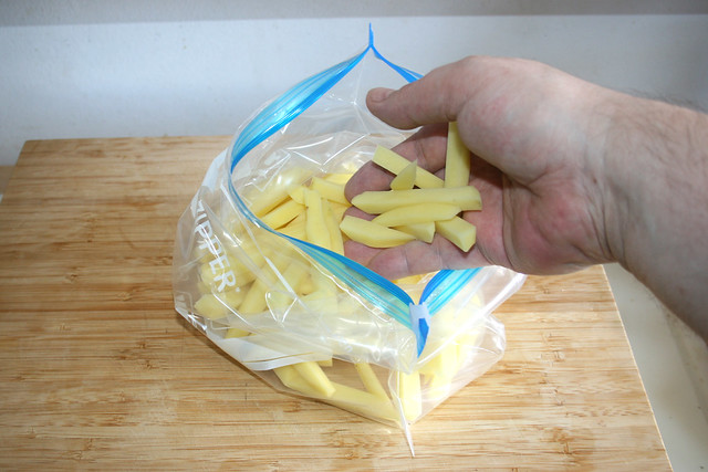 40 - Kartoffelstäbchen in Beutel geben / Put potato stickes in ziploc bag