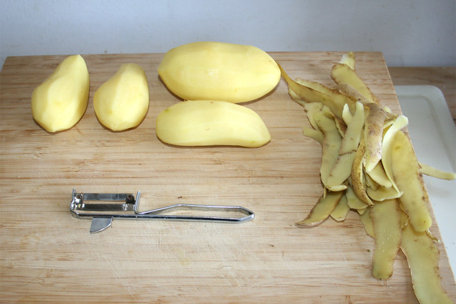 35 - Kartoffeln schälen / Peel potatoes