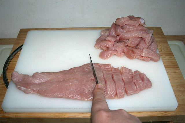 13 - Putenschnitzel in Streifen schneiden / Cut turkey escalopes in stripes