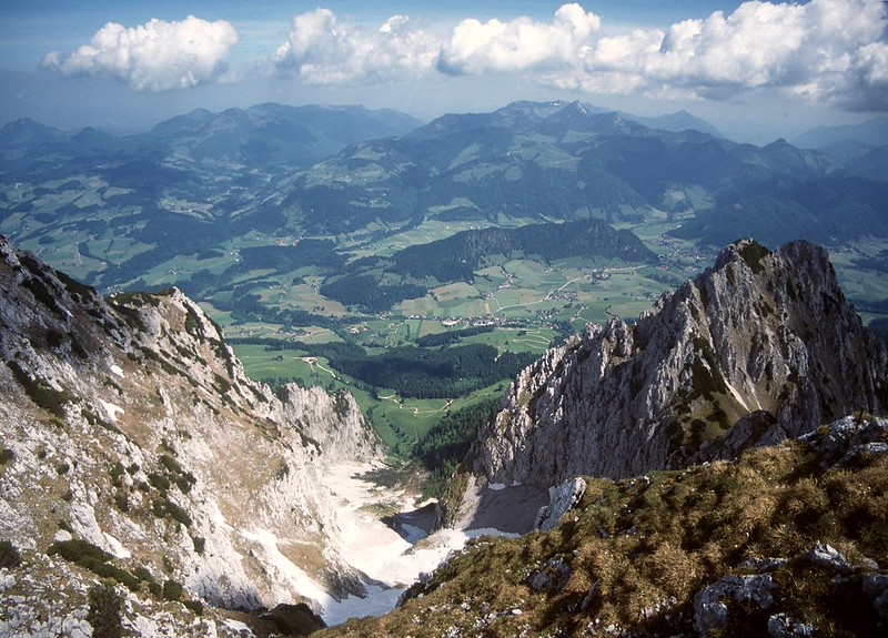 t0202054F | Blick von der Pyramidenspitze (1999 m) zur Jovenspitze (1899 m) über Walchsee zu den Chiemgauer Alpen. Kaisergebirge, 01.06.2002