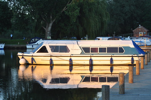 boat boats river riverwaveney broads norfolkbroads beccles harbour becclesquay reflection reflectionsinwater sunset