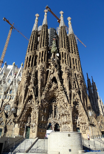 Barcelona 2020 (0527) -01- COVID-19 -09- Templo Expiatorio de La Sagrada Familia 02 Fachada del Nacimiento 01 Global 02 (Antoni Gaudí)