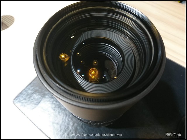 LEICA R 70-180mm F2.8 APO 鏡片上面燈泡的紮實倒影_01
