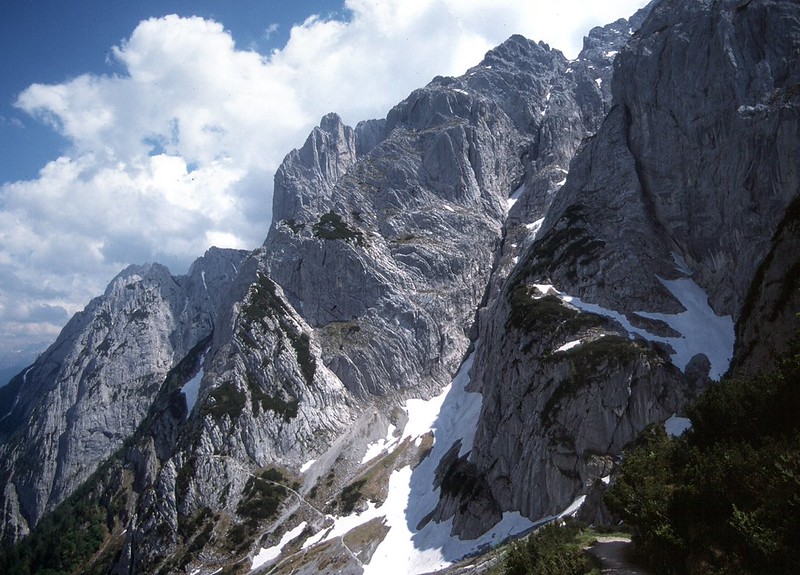 t0202032F | Blick vom Stripsenjoch zum Predigtstuhl (2115 m), davor der Nordgrat der Fleischbank (2187 m). Kaisergebirge, 31.05.2002
