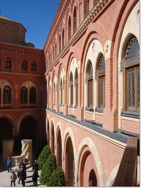 Patio triangular interior / Triangular inner courtyard