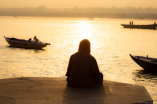 Méditer face au lever de soleil sur le Gange - Inde
