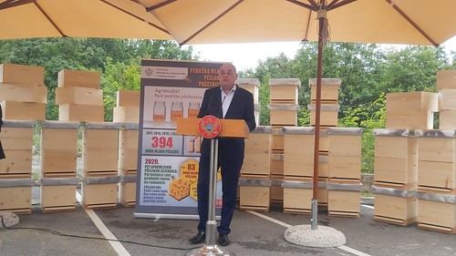 mladi pčelari pčele pčelarstvo crna gora crne gore Milutin Simović - uručenje rješenja o podršci mladim pčelarima za 2020 - Danilovgrad (17.06.2020.)