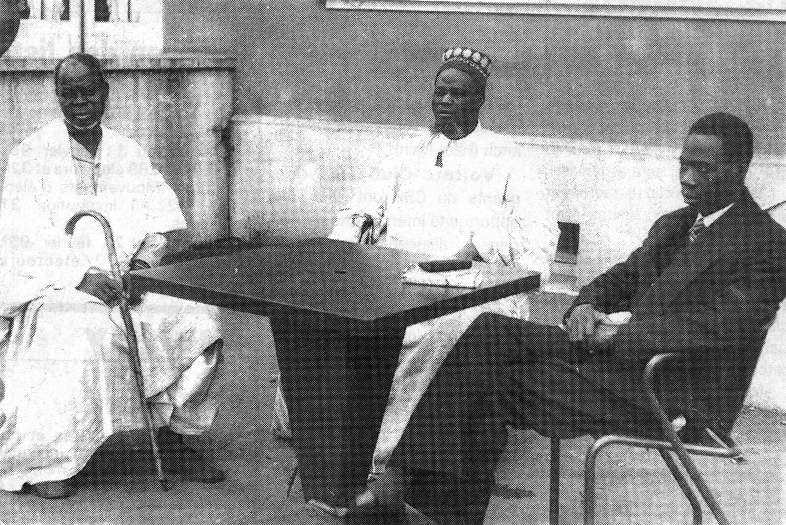 Le roi Naba Kiba de Haute-Volta, avec son secrétaire et son président, sur la terrasse de l'hôtel de la Valouse à Orgelet