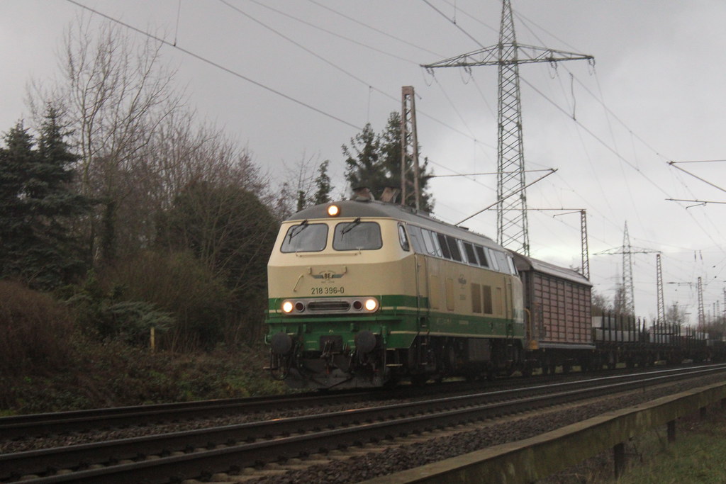 Eine Brohtalbahn 218 396 mit Aluzug in Ratingen-Lintorf Richtung Ratingen-West