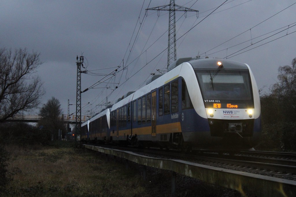 Umgeleiteter RE 10 mit BR 648 in Dreifachtraktion über den Güterverkehr Ratingen-Lintorf Richtung Duisburg-Wedau