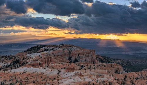 Bryce Canyon Sun Rays Behind Dark Clouds The Sun Appea Flickr
