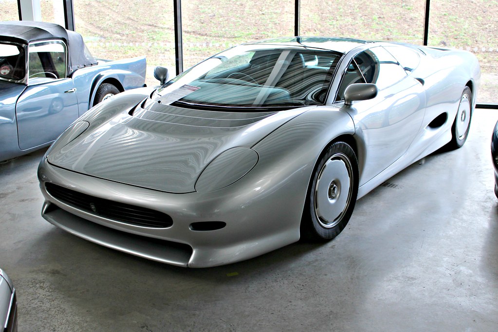 "Viên đạn bạc" - Jaguar XJ220.