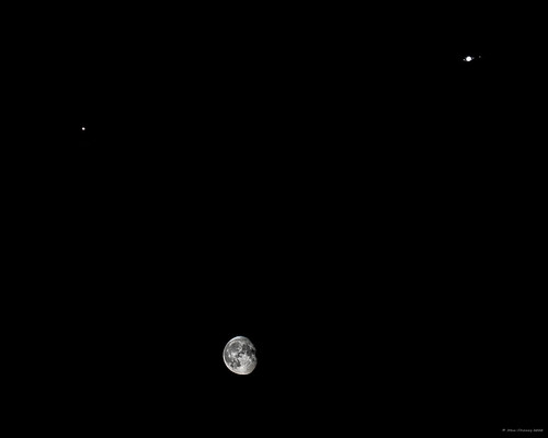 moon waning gibbous jupiter saturn ganymede europa callisto shankill dublin ireland johncoveneyphotography astronomy nightphotograpy stellarium thephotographersephemeris tpe conjunction tripleconjunction
