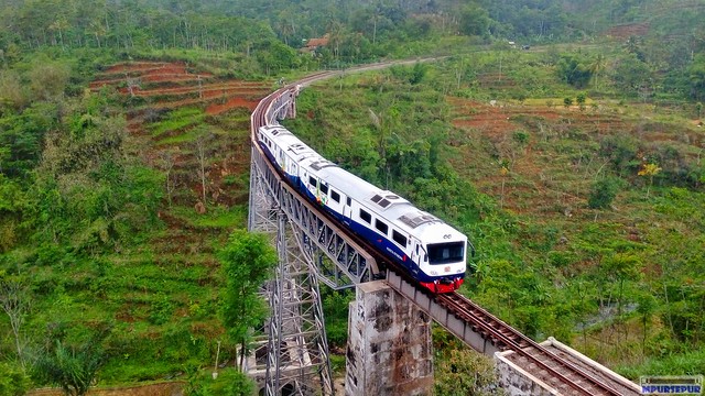 Kereta Istimewa passing Cipada Bridge