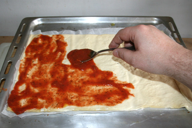 06 - Pizzateig mit Sauce bestreichen / Spread Sauce on pizza dough