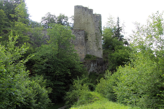 Burgruine - Ruine der Burg Grasburg ( Entstehungszeit : um 1100 bis 1150 - Felsenburg castello rovina castle ruin château ) auf einem Sandsteinfelsen bei Lanzenhäusern - Wahlern in der Nähe von Schwarzenburg im Berner Mittelland im Kanton Bern der Schweiz