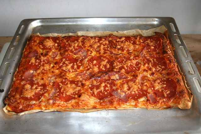 13 - Pepperoni Salami Pizza - Finished baking / Fertig gebacken