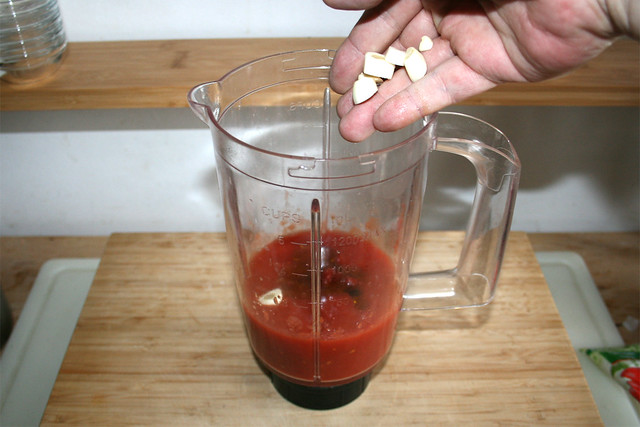 02 - Tomatenmark, Olivenöl & Knoblauch addieren / Add tomato puree, olive oil & garlic
