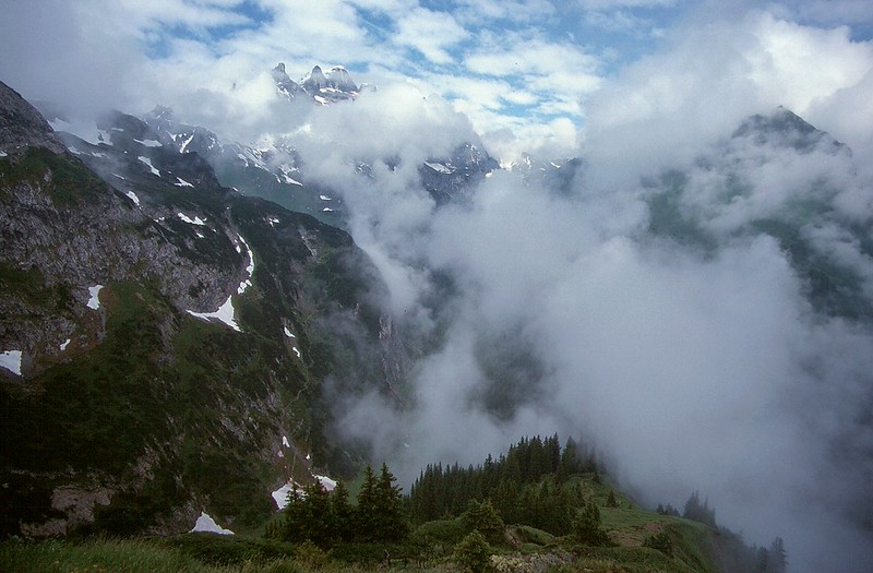 t0102008F | Beim Aufstieg über den Bilkengrat - Blick zu den Drei Türmen (2830 m). Rätikon, 29.06.2001