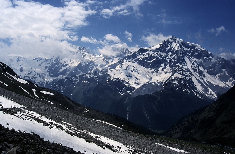 t0102118F | Blick aus dem Zaytal zur Königspitze (3853 m), zum Monte Zebrù (3735 m) und zum Ortler (3905 m). Ortleralpen, 04.07.2001