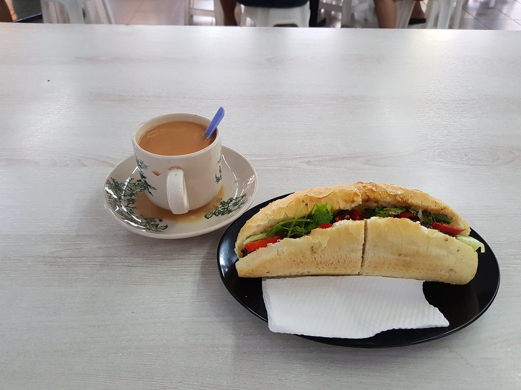 越南三文治配烤猪肉 Vietnamese Grilled Pork Sandwich (Banh Mi Thit Nuong) rm$8 & 奶茶 TehC rm$1.80 @ 高家茶餐室 Restoran Koh Famili USJ1