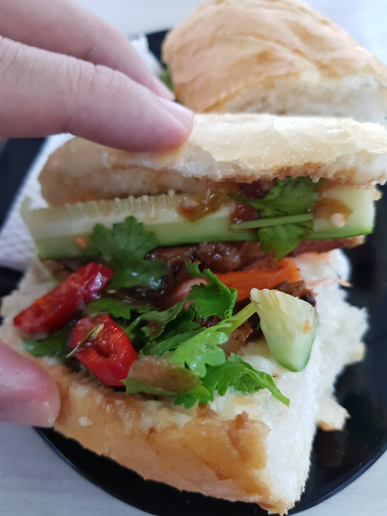 越南三文治配烤猪肉 Vietnamese Grilled Pork Sandwich (Banh Mi Thit Nuong) rm$8 & 奶茶 TehC rm$1.80 @ 高家茶餐室 Restoran Koh Famili USJ1