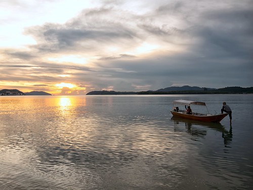 sunset sundown fishingboat fishing lumut perak malaysia travel place trip cloud sea sky reflection canon eos700d canoneos700d sigmalens 10mm20mm wideangle