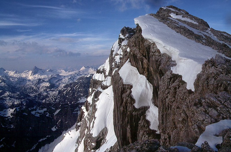 t0201050F | Kurz vor dem Hocheck, Blick zum Steinernen Meer mit der Schönfeldspitze (2653 m). Berchtesgadener Alpen, 18.05.2002