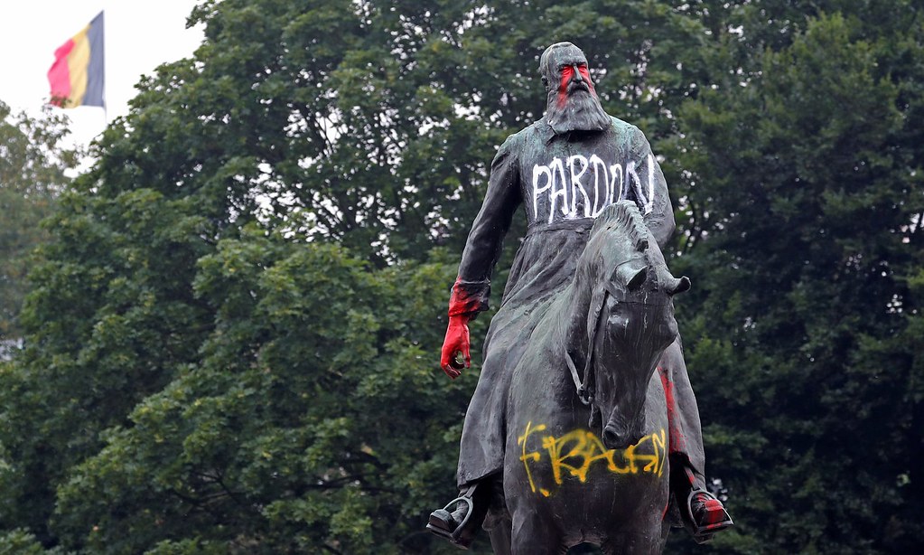 布魯塞爾的利奧波德二世國王銅像遭噴漆抗議。（圖片來源：Yves Herman/Reuters）