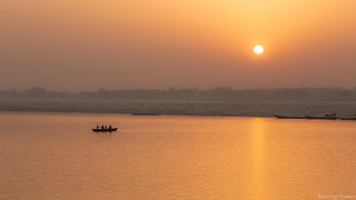 Instant d'éternité - lever de soleil sur le Gange à Varanasi