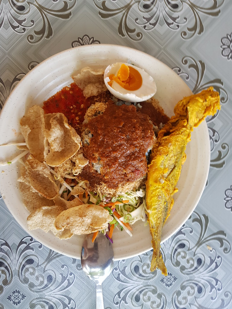 蓝花饭配煎鱼 Nasi Kerabu with Fish rm$8 @ Restoran Hatinie Shah Alam Seksyen 10