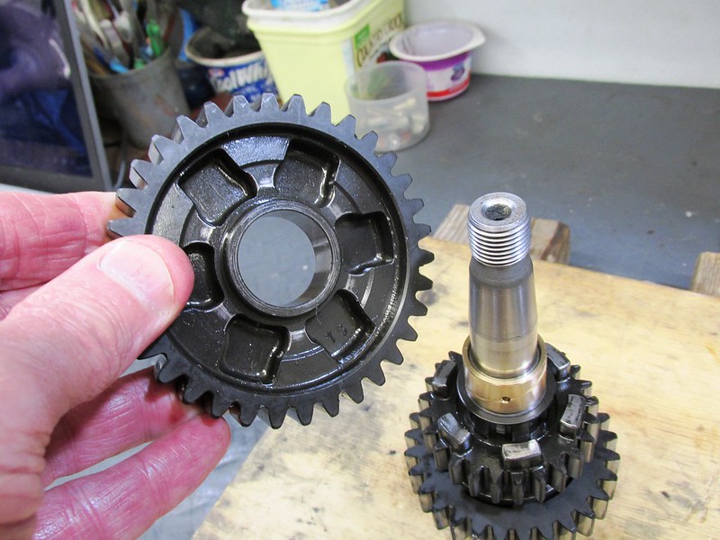 Output Shaft 1st Gear Dog Slot Face Goes Next To 4th Gear Dog Teeth