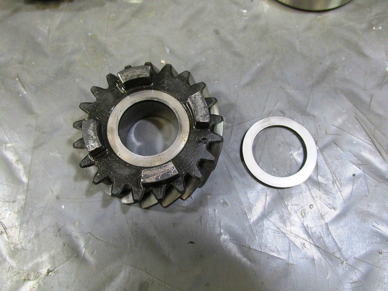 Output Shaft 5th Gear Face With Dog Teeth Has A Flat Washer