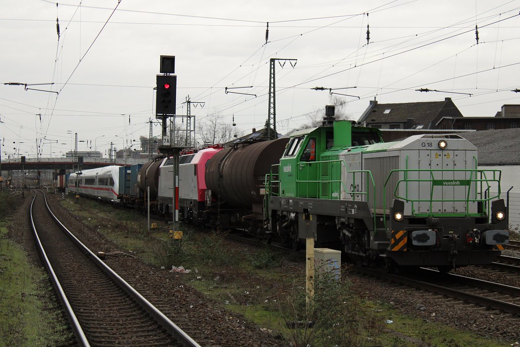 Vossloh G 18 durch Krefeld Uerdingen Richtung Hbf mit Containern, Kesseln, PCW 127 und 412