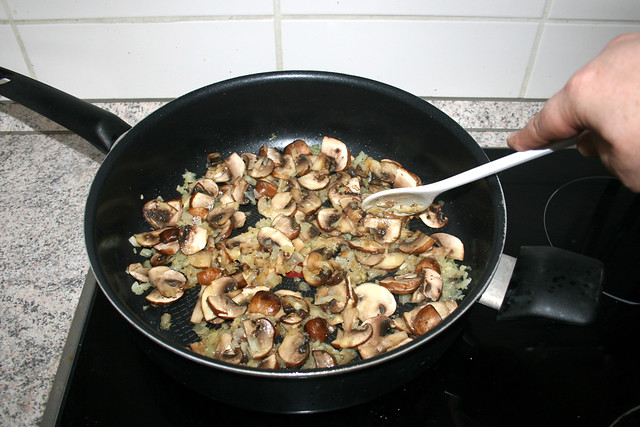24 - Pilze andünsten / Braise mushrooms