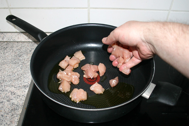 13 - Gewürfelte Hähnchenbrust in Pfanne geben / Put chicken breasts in pan