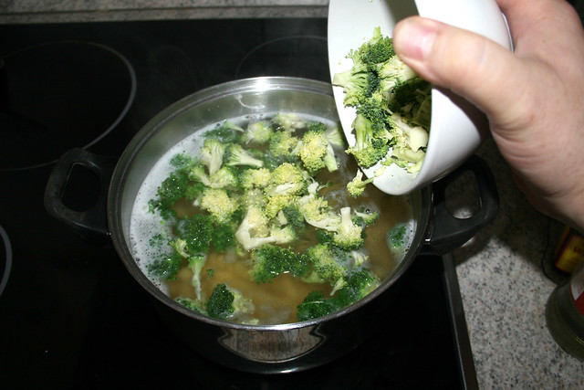 15 - Broccoli zu Nudeln geben / Add broccoli to noodles