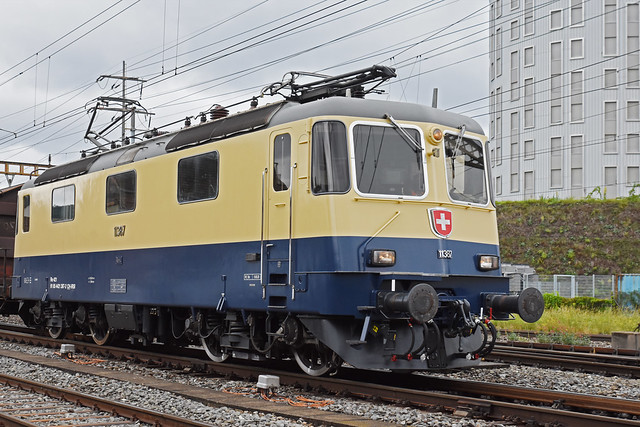 Die Re 4/4 II 421 387-2 mit Baujahr 1984 wurde in den letzten Wochen im SBB-Werk in Bellinzona frisch revidiert und mit neuem, elegantem Rheingold Look wieder an TR Trans Rail AG übergeben. Aufnahme in Pratteln vom 14.06.2020.