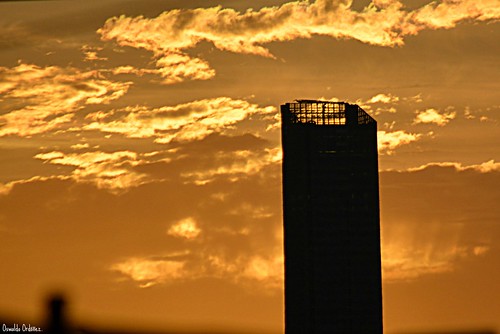 sanpedrogarzagarcia sanpedro edificio valleoriente monterrey nuevoleon mexico sunset atardecer contraluz backlight clouds nuves