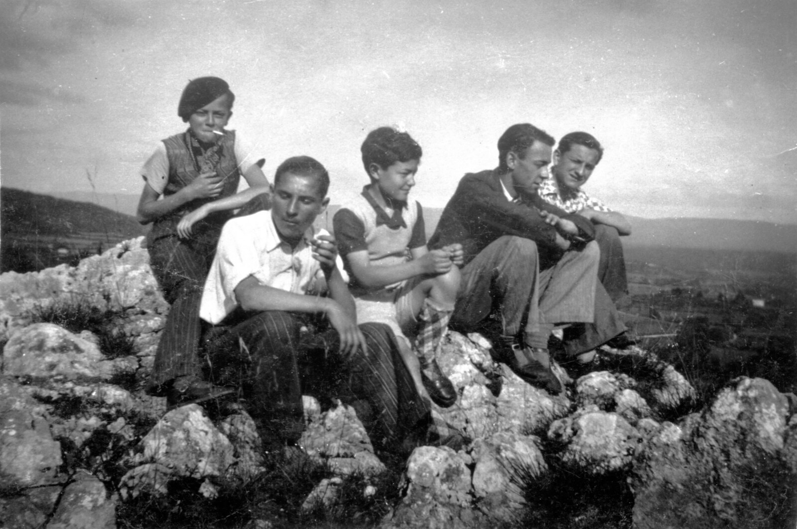 Jeunes Orgelétains aux rochers du "trou de Macornay"