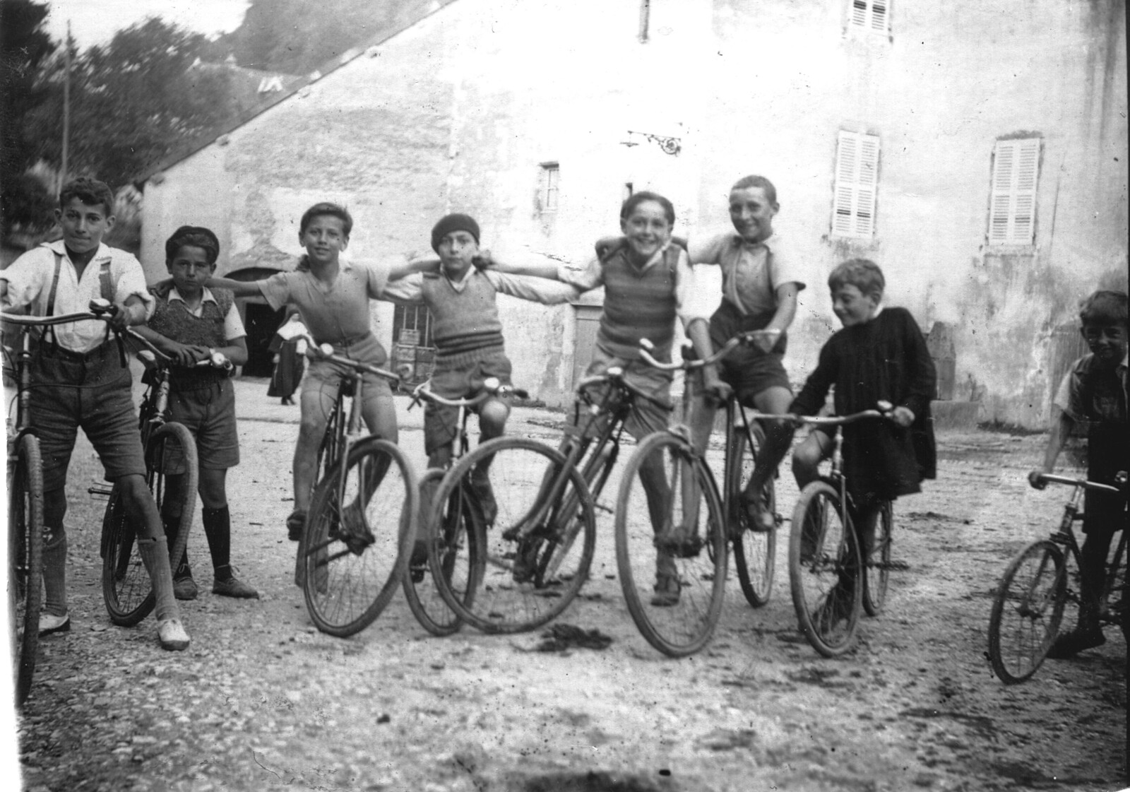 Départ de jeunes orgelétains pour une promenade à vélo en 1932