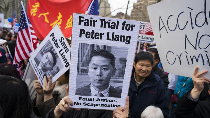 亞裔社群聲援槍殺黑人格里的華裔警官彼得·梁。（圖片來源：Craig Ruttle/AP）