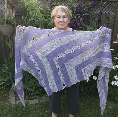 Heidi (@eweandiyarn) knit this fabulous Birds of a Feather Shawl by Andrea Mowry as a surprise Birthday gift for her mom Linda!