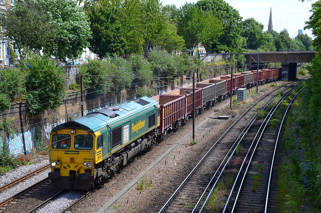 66564 approaches Canonbury working 6V12 Chelmsford Sdgs - Acton with a mix of box wagons